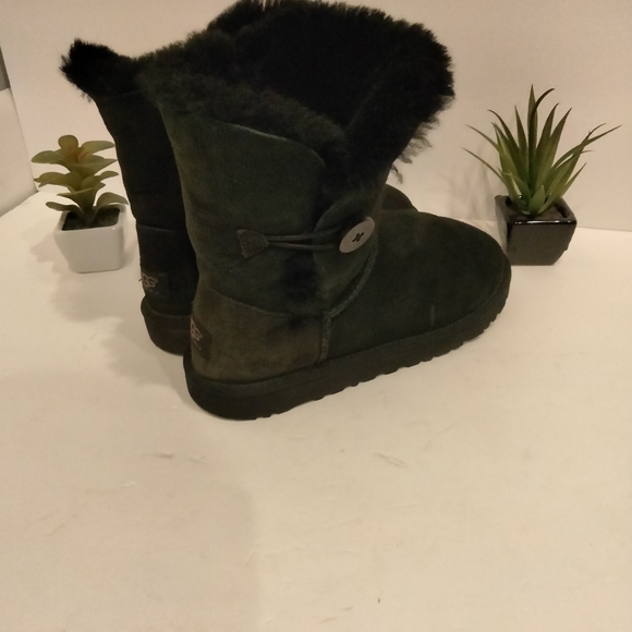 🥀UGG BOOTS 🧤 - Picture 4 of 8